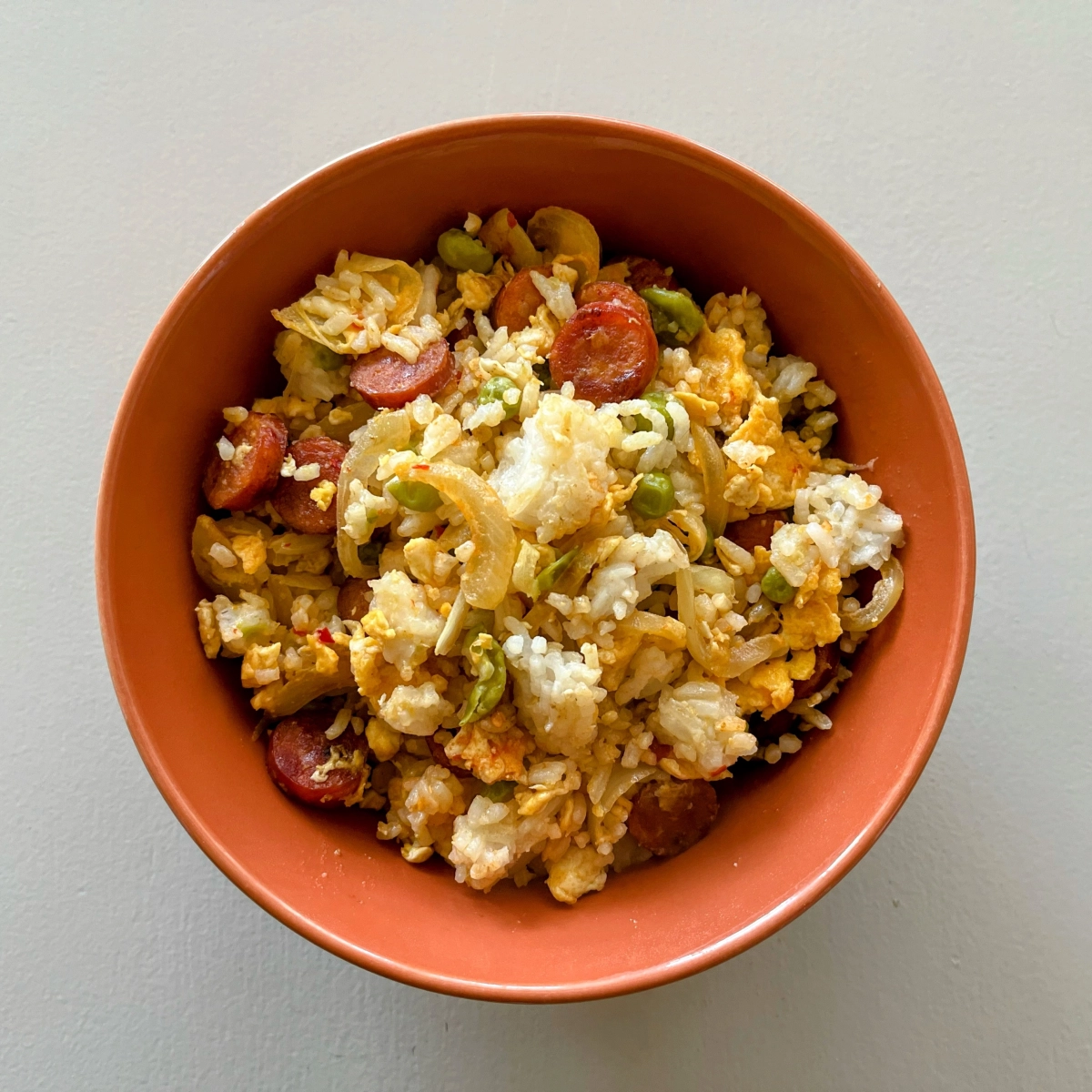 Grillkolbászos tojásos rizs