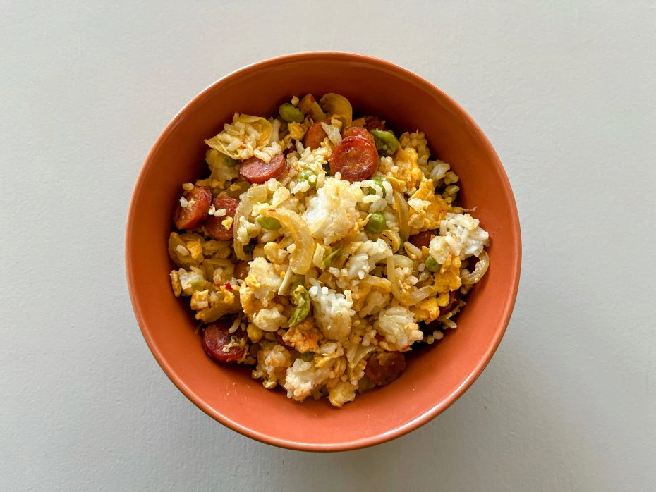 Grillkolbászos tojásos rizs