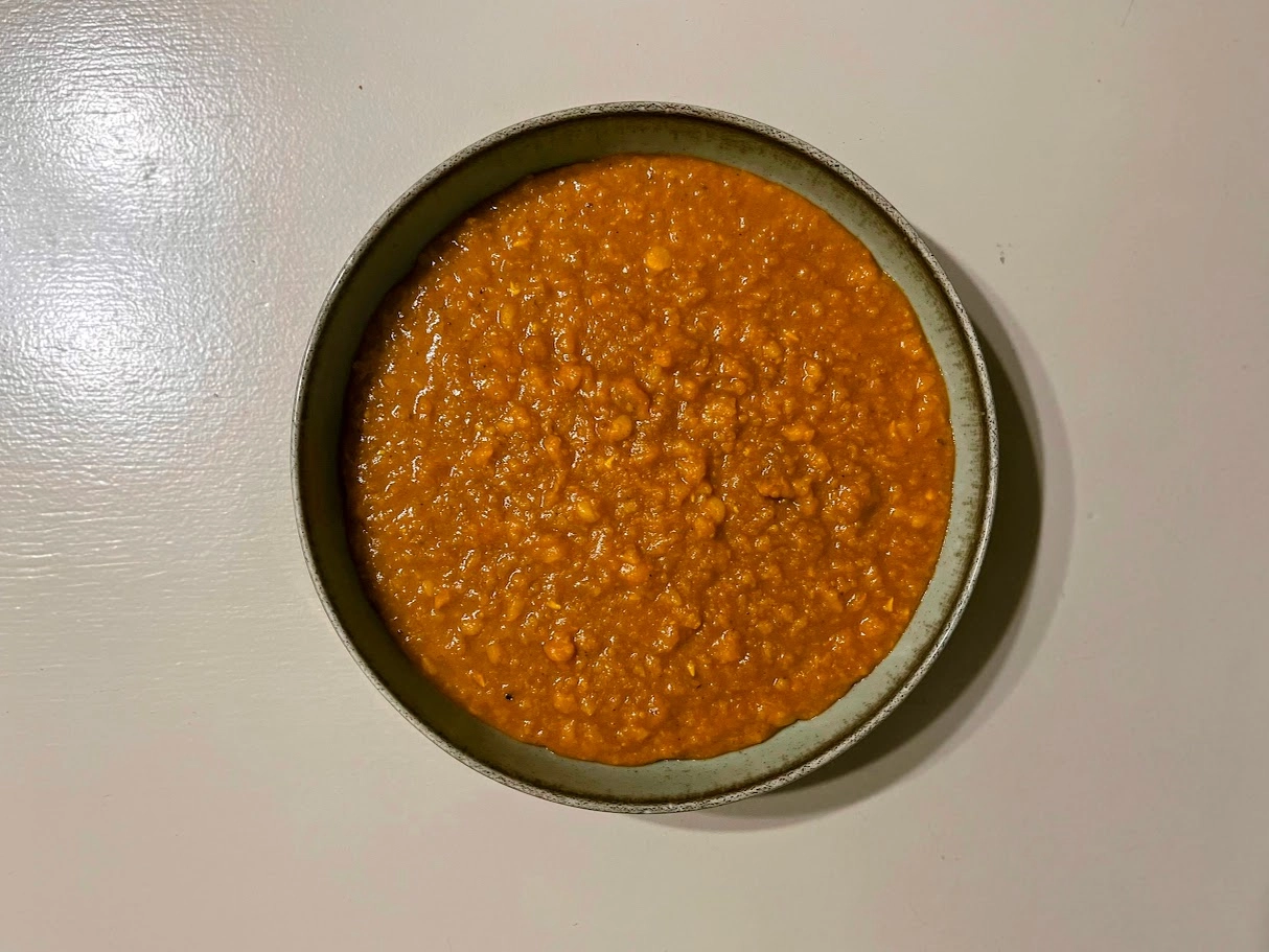 Indiai fűszeres sárgaborsó-főzelék