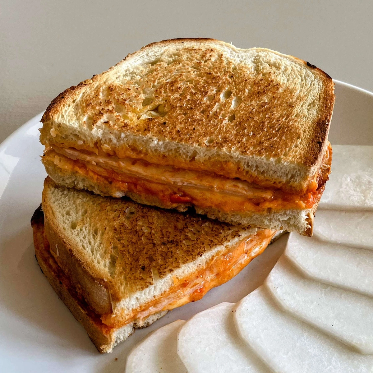 Pestós-sonkás sajtos melegszendvics