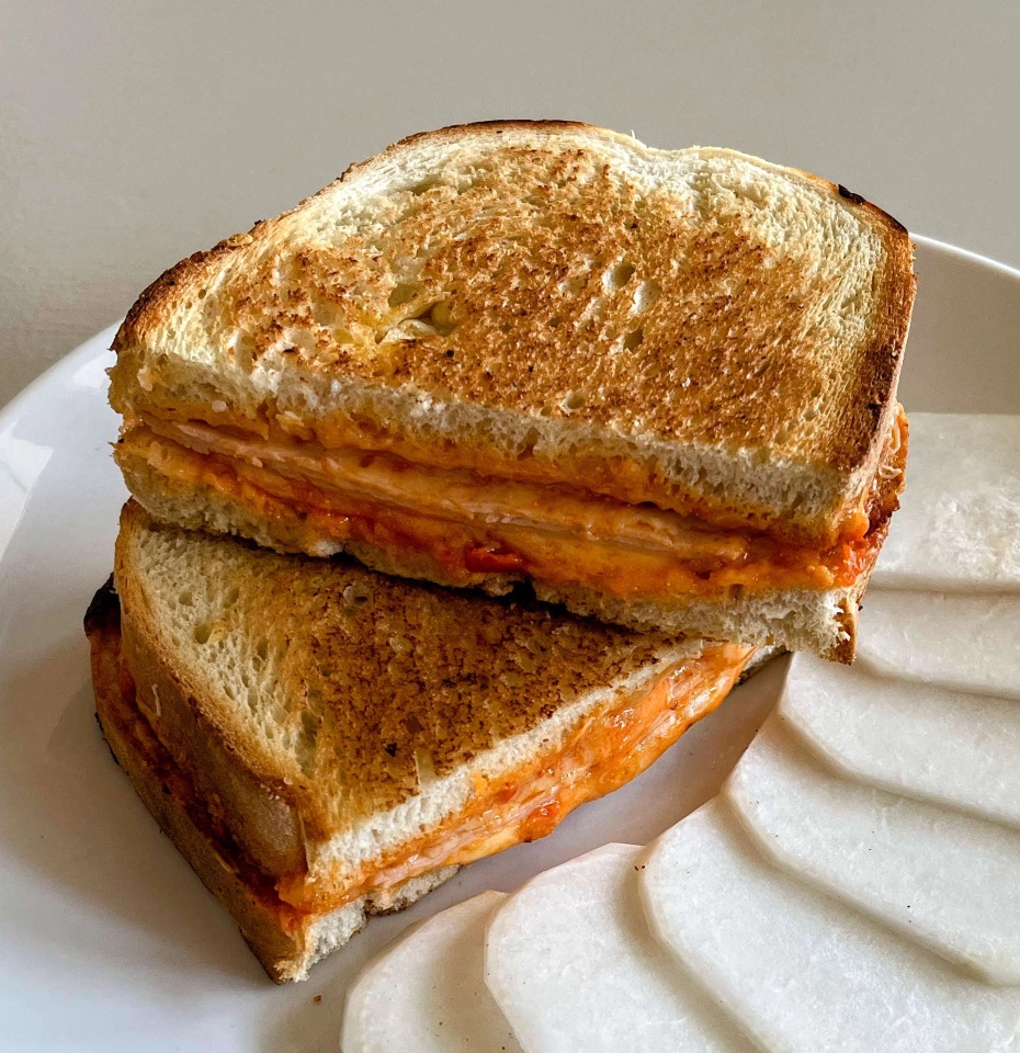 Pestós-sonkás sajtos melegszendvics