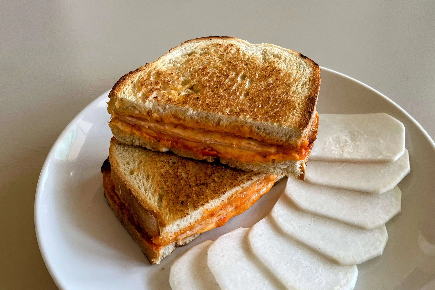 Pestós-sonkás sajtos melegszendvics