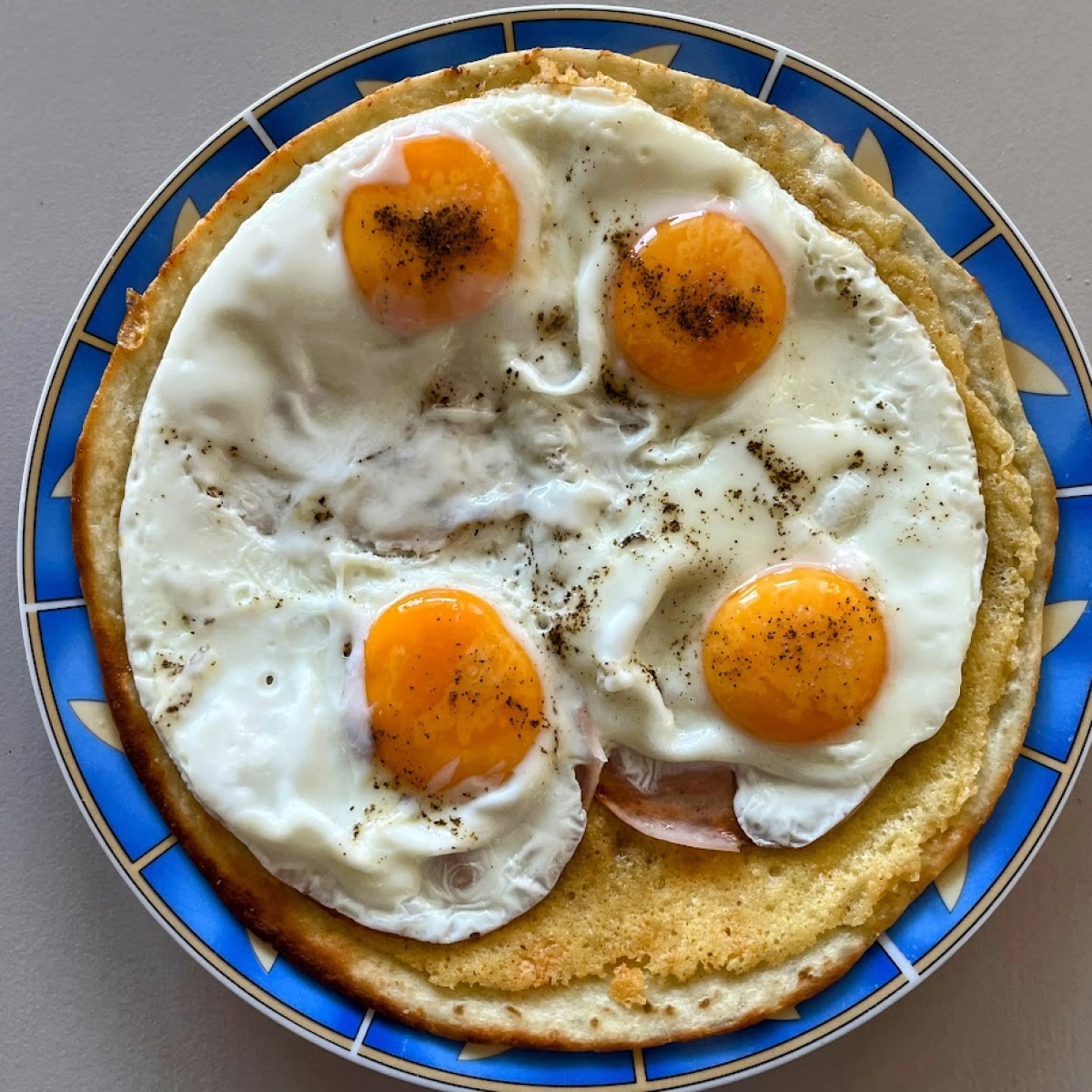 Sajtos-sonkás tortilla tojással