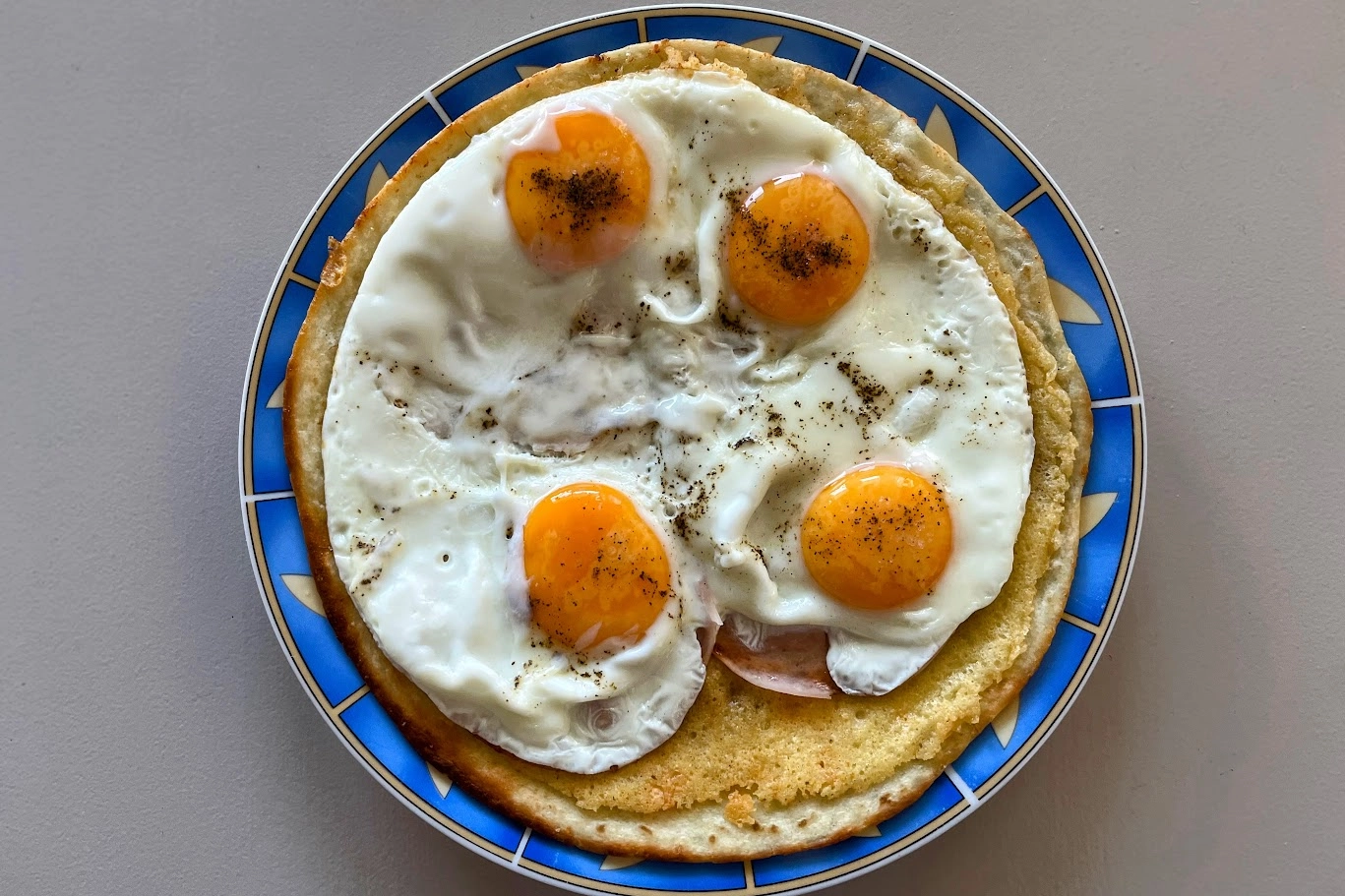 Sajtos-sonkás tortilla tojással