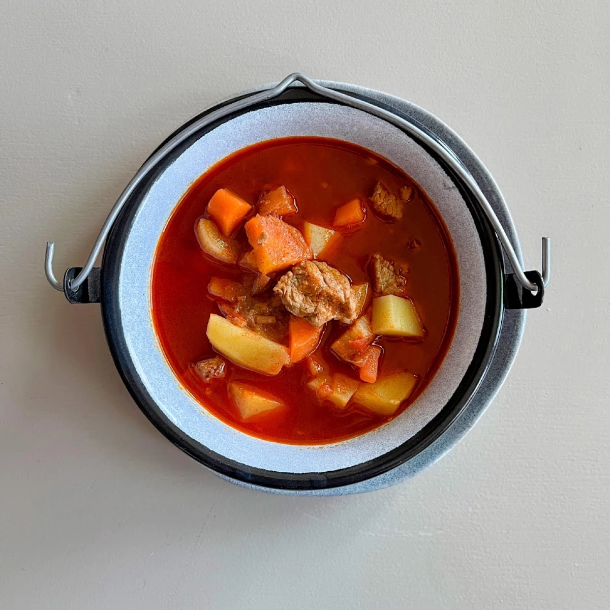 Sertés gulyásleves