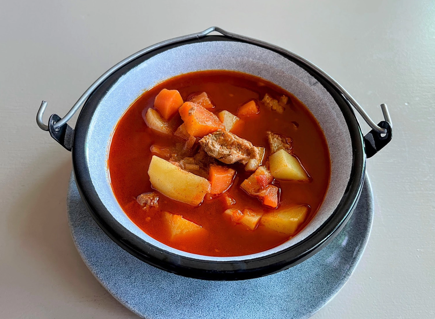 Sertés gulyásleves