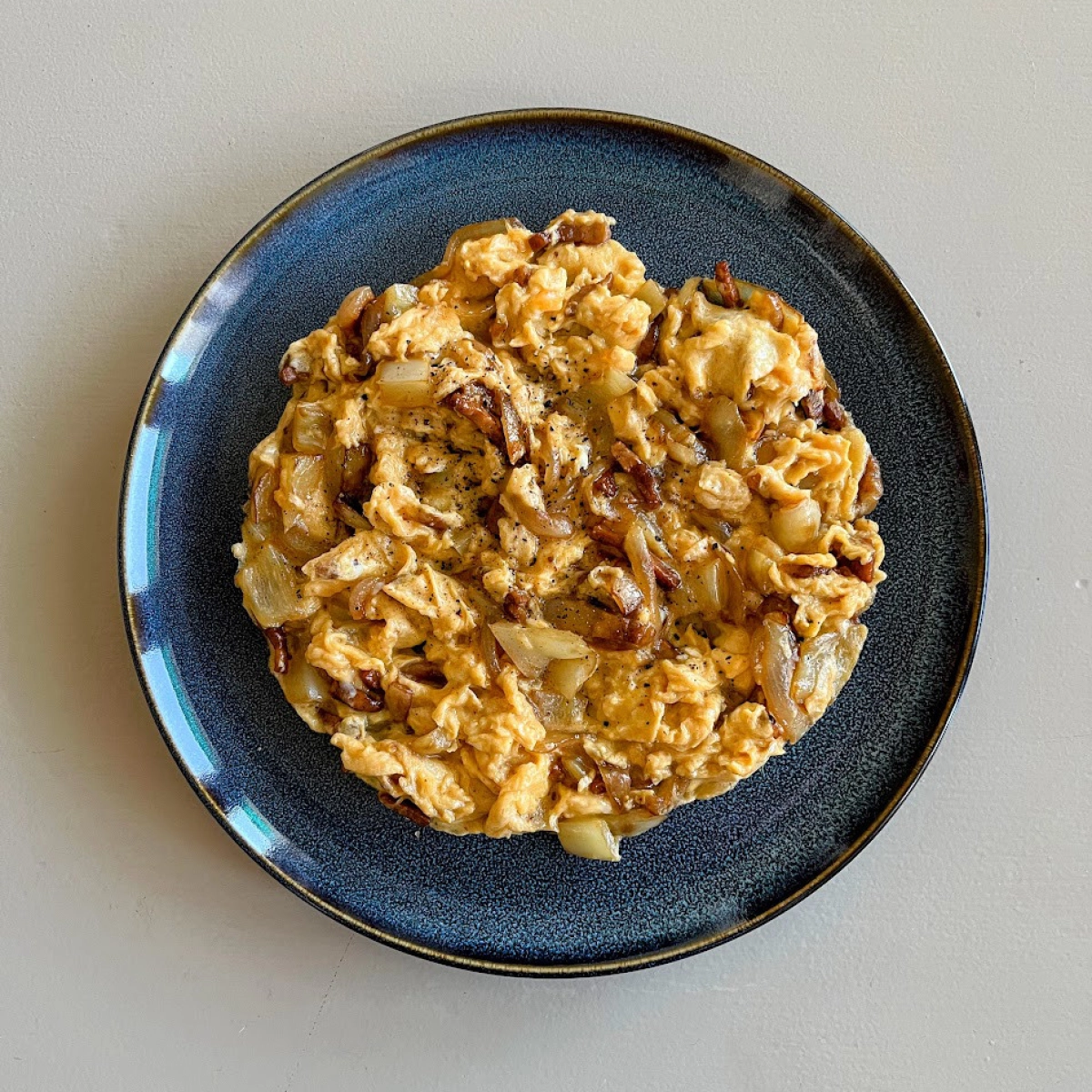 Szalonnás-hagymás rántotta