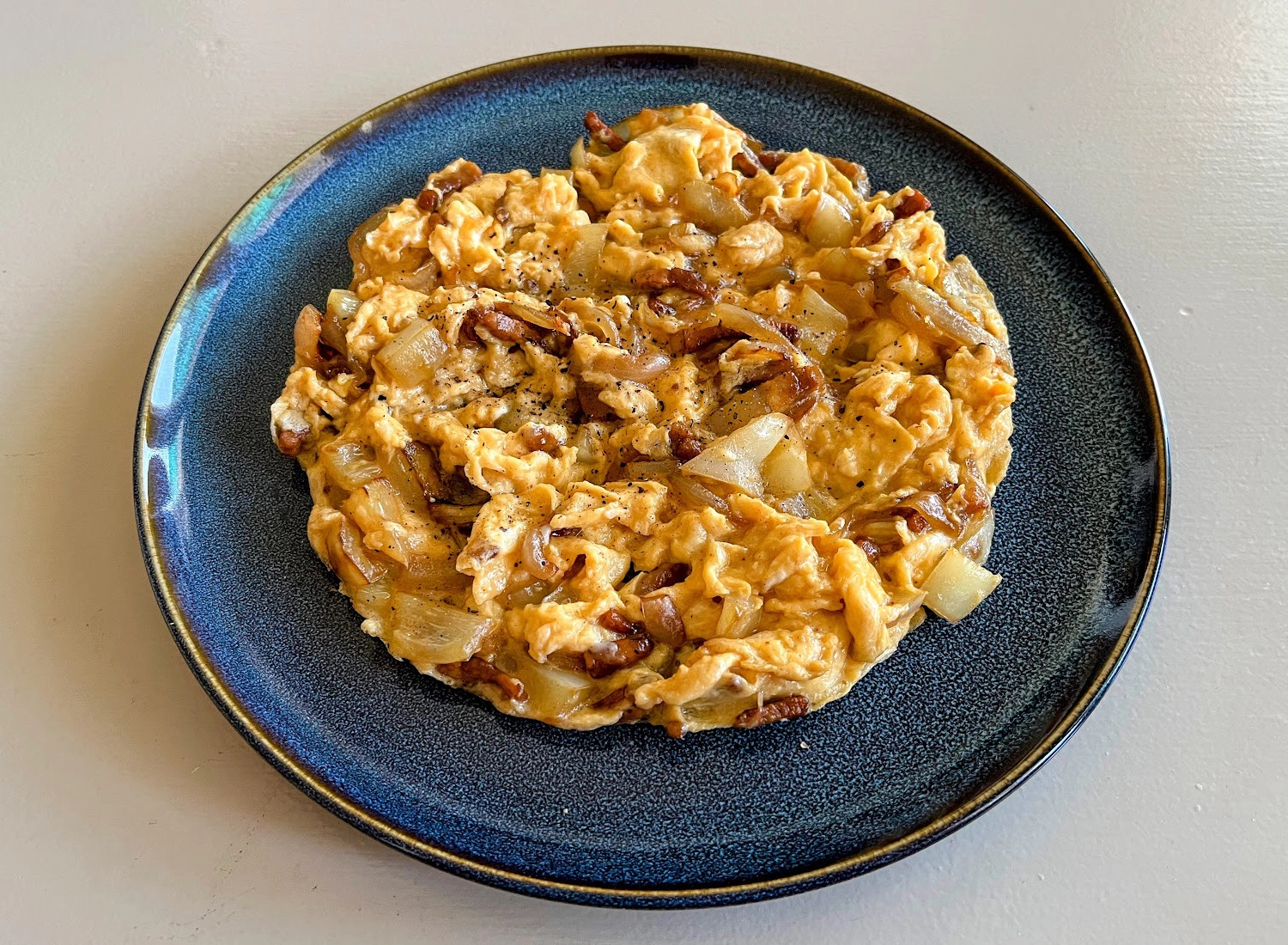 Szalonnás-hagymás rántotta