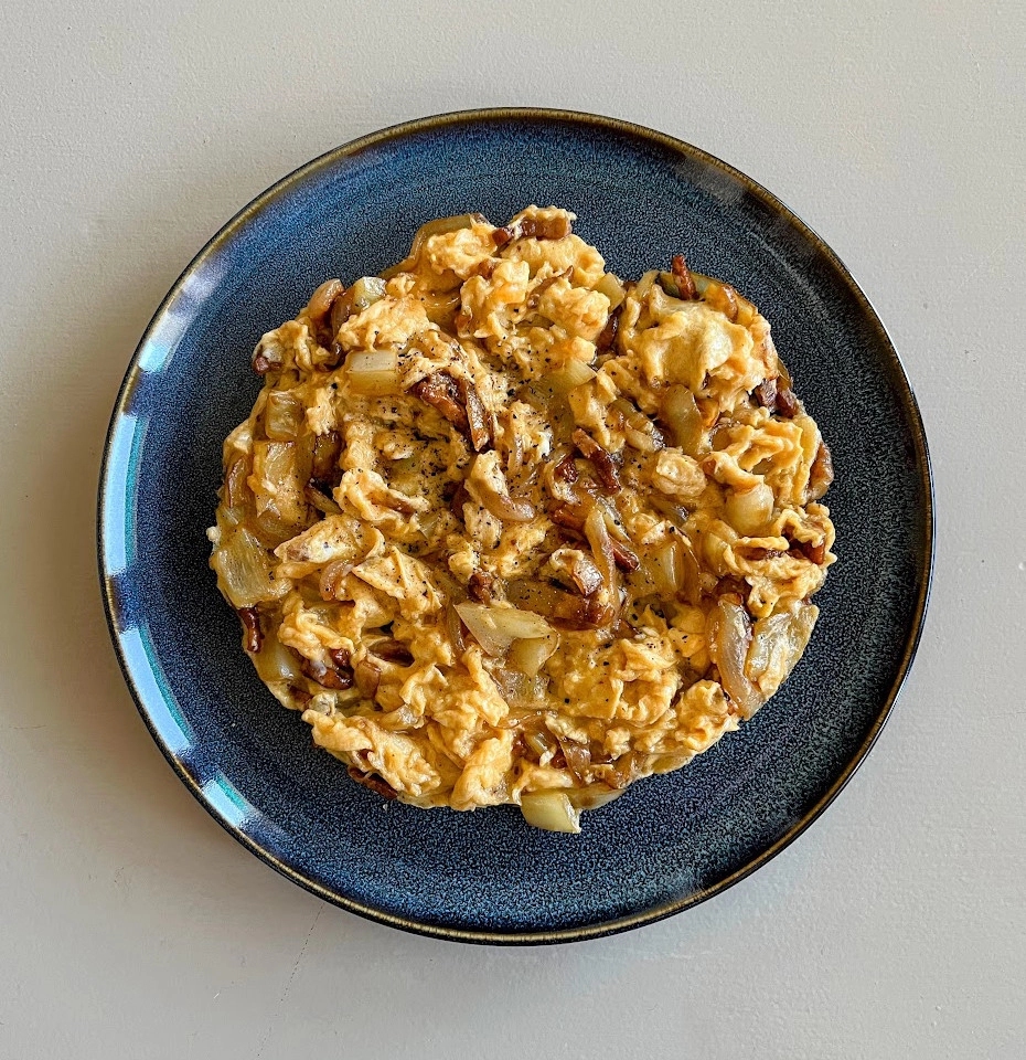 Szalonnás-hagymás rántotta