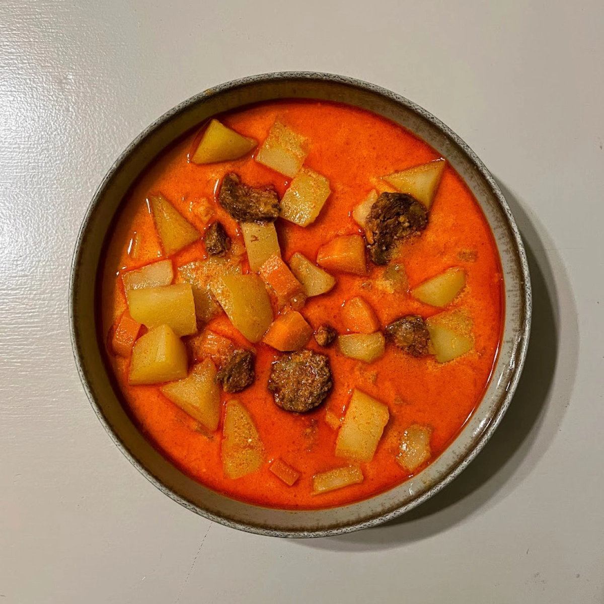 Tejfölös-kolbászos krumplileves