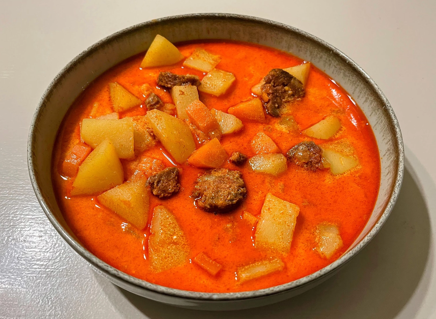 Tejfölös-kolbászos krumplileves