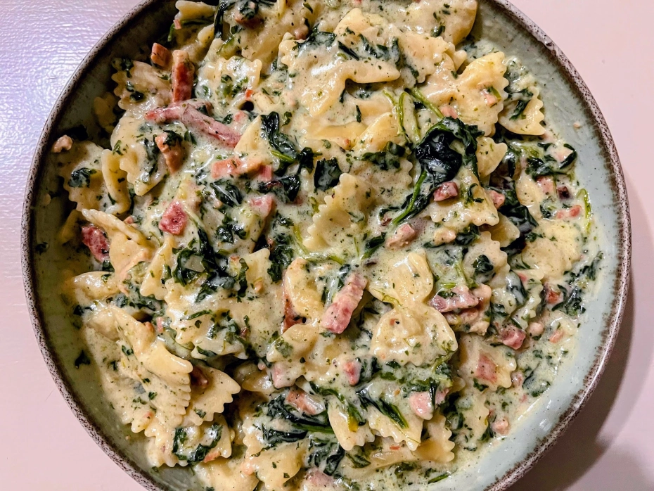 Tejszínes spenótos-sonkás tészta