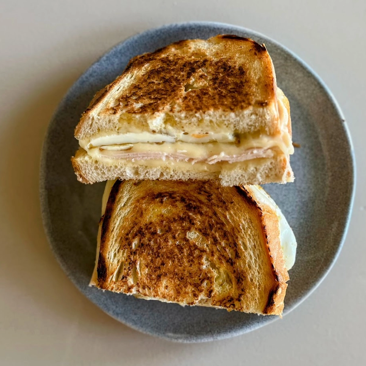 Tripla sajtos-sonkás tojásos szendvics