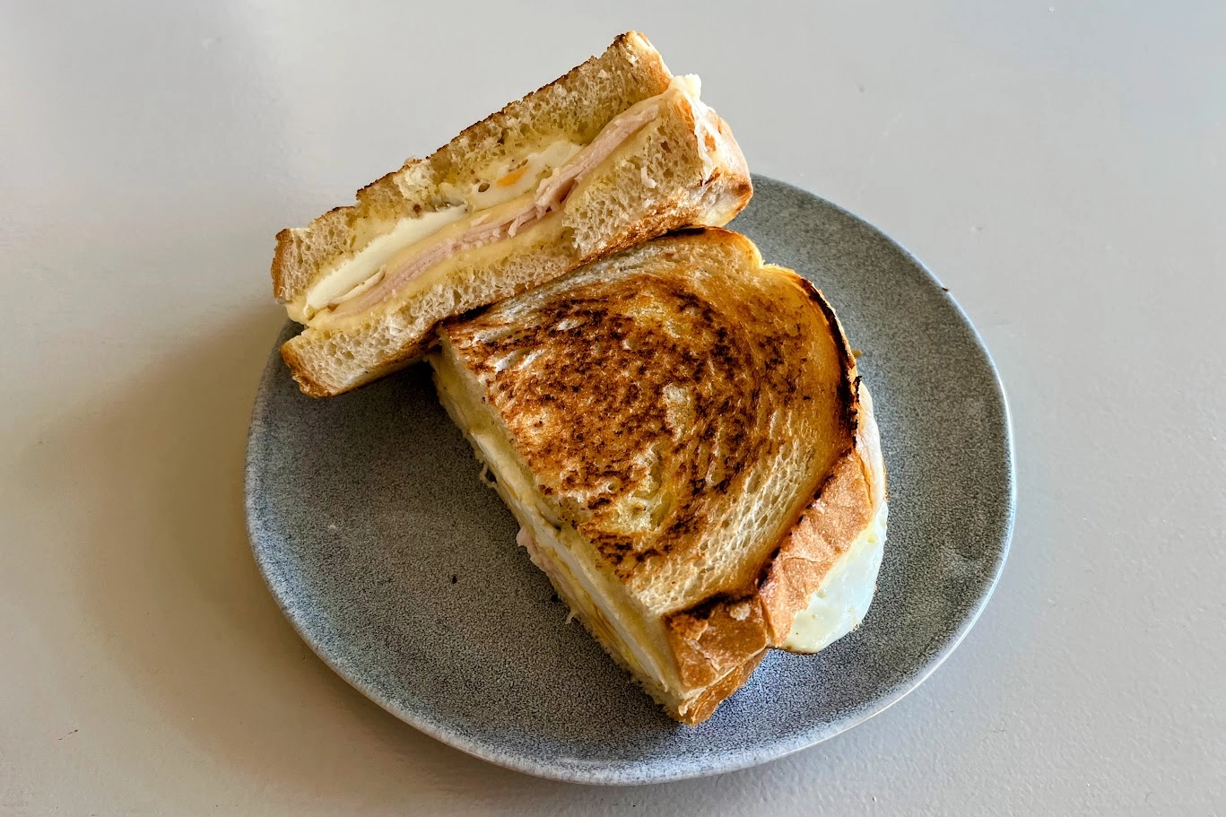 Tripla sajtos-sonkás tojásos szendvics