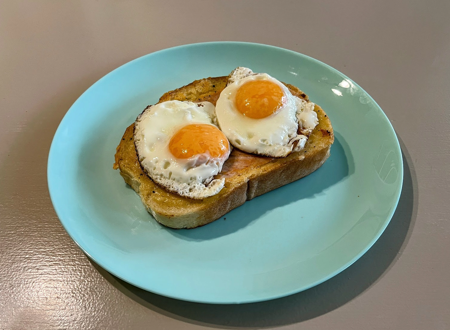 Tükörtojás sonkás-sajtos pirítóson