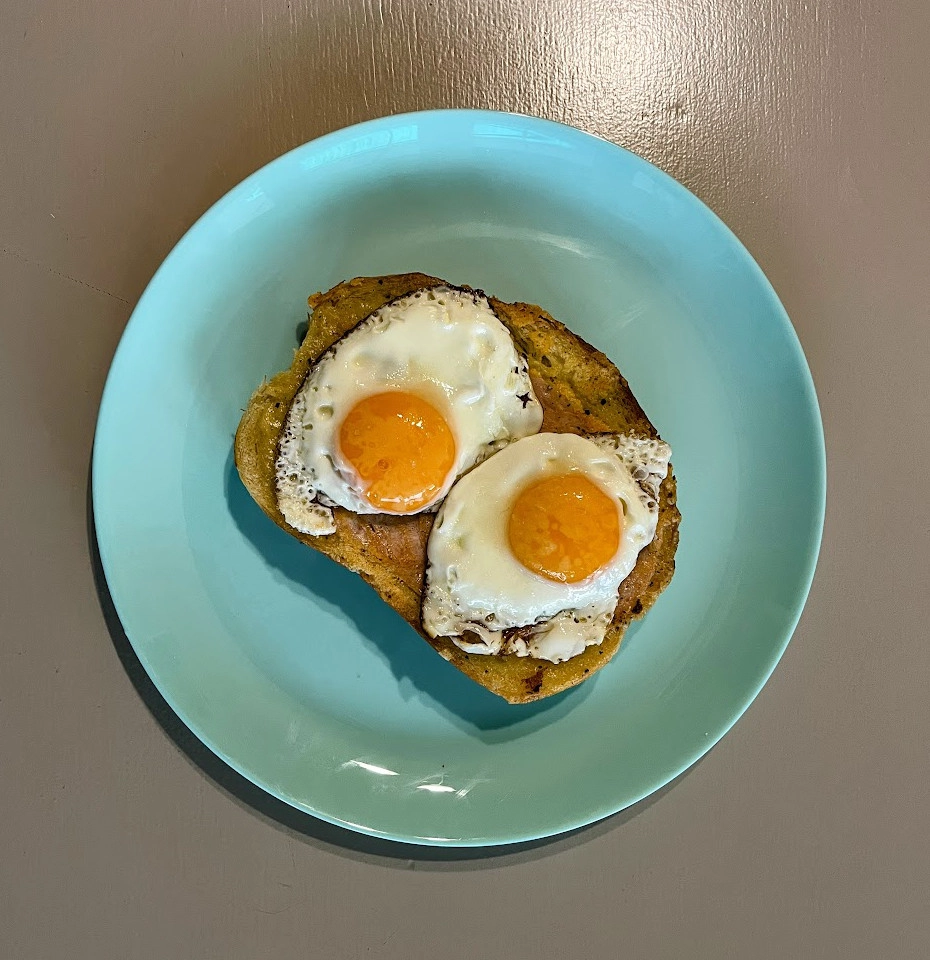 Tükörtojás sonkás-sajtos pirítóson