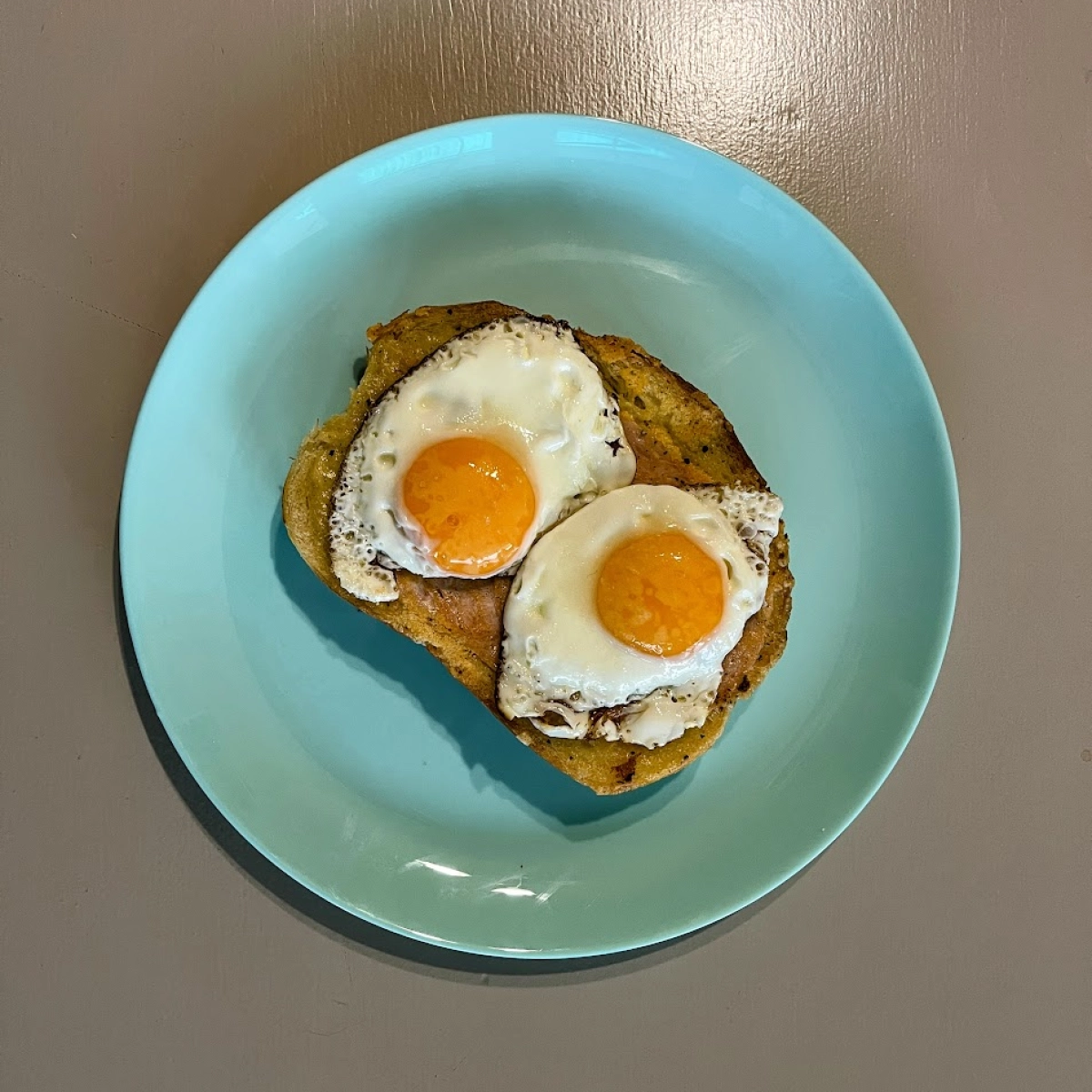 Tükörtojás sonkás-sajtos pirítóson