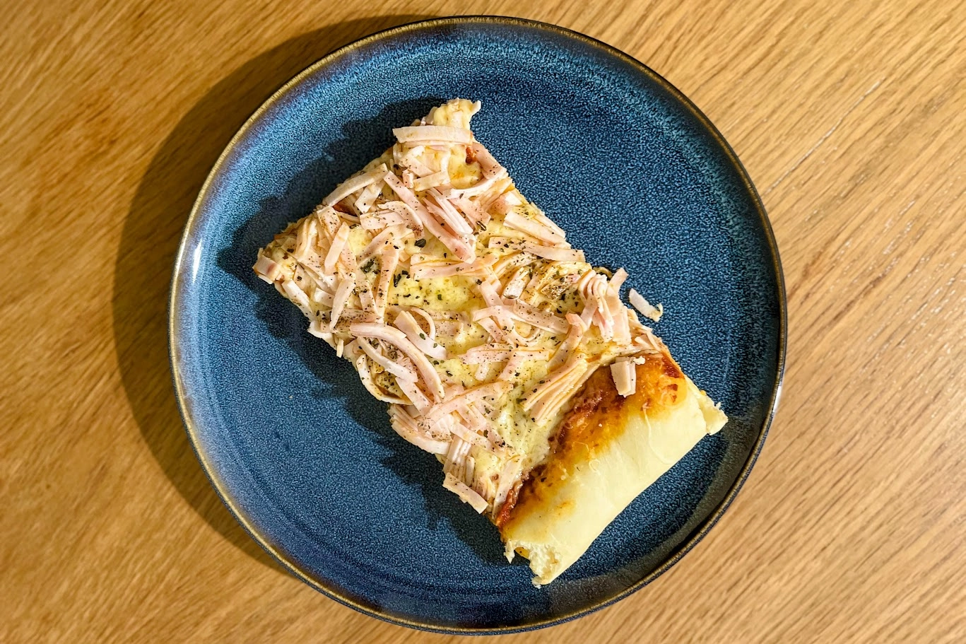 Vörös pesztós-sonkás pizza