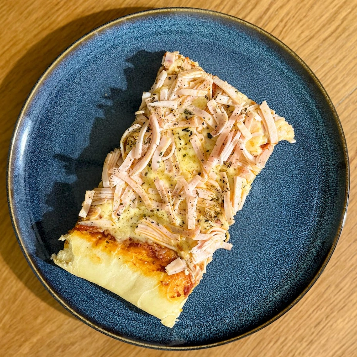 Vörös pesztós-sonkás pizza