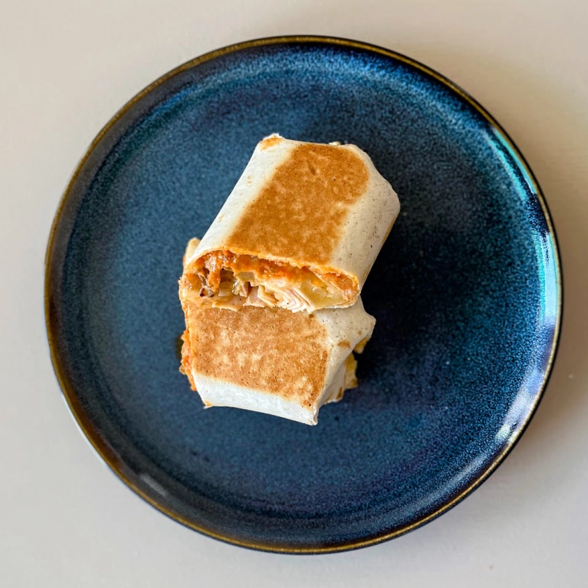 Vörös pesztós-sonkás sajtos tortilla