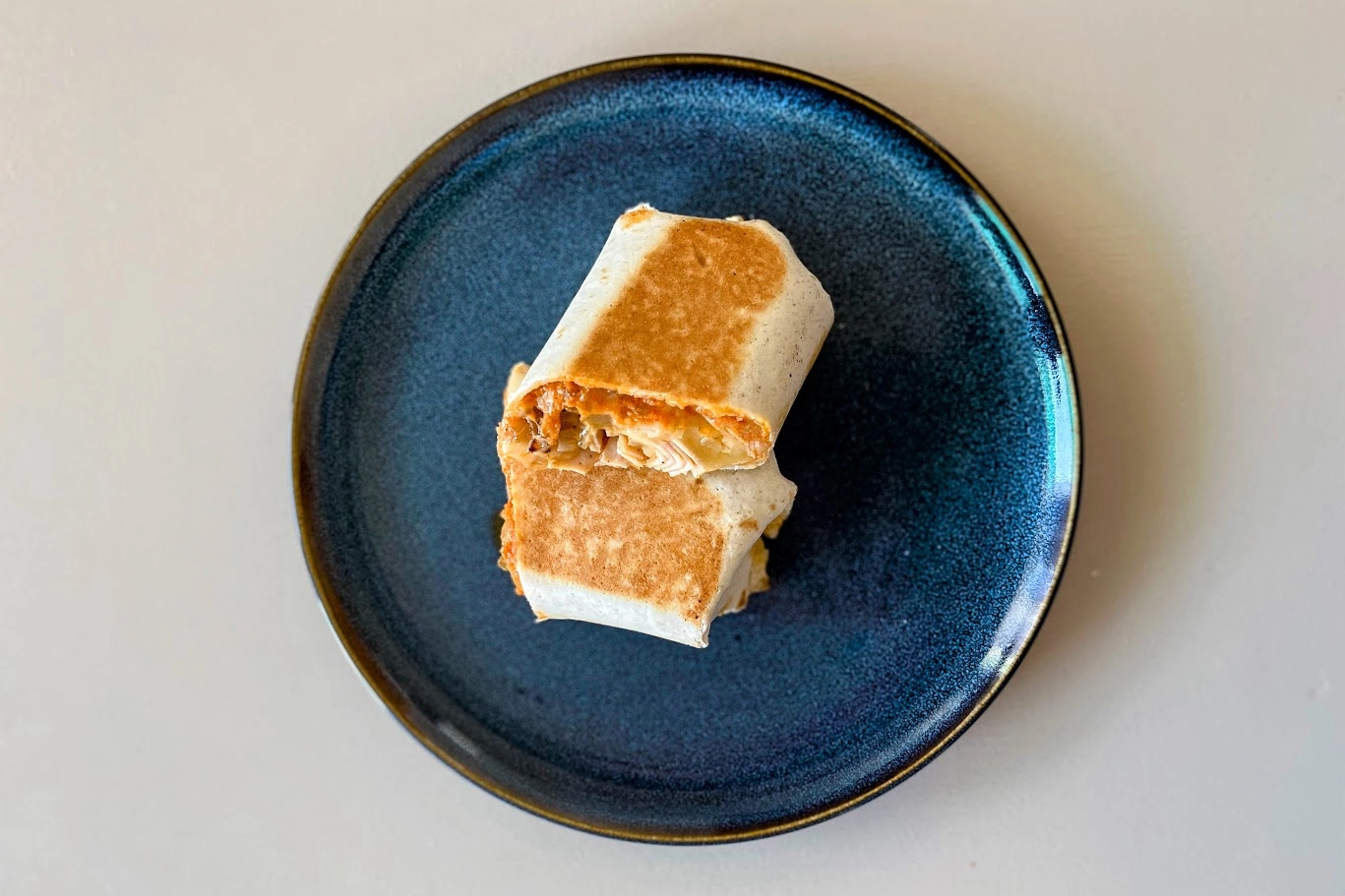 Vörös pesztós-sonkás sajtos tortilla