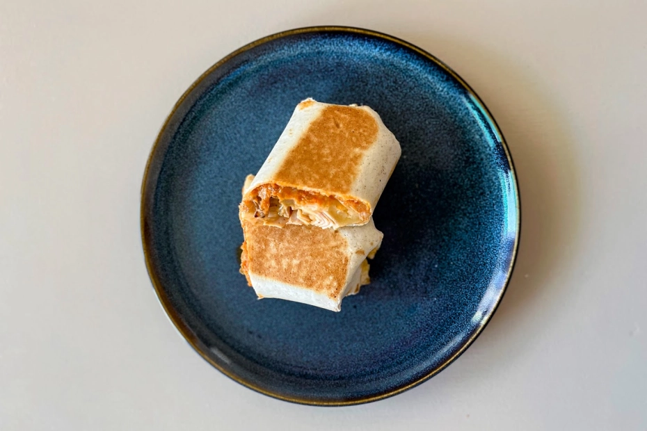 Vörös pesztós-sonkás sajtos tortilla