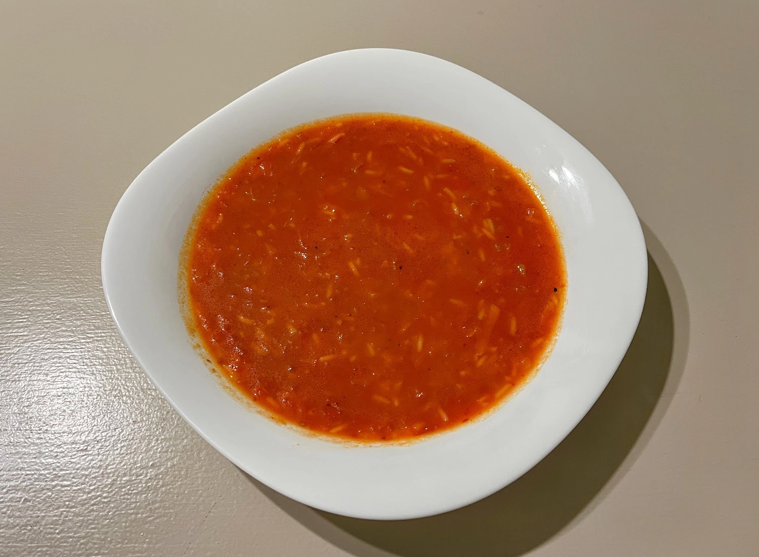 Zöldséges paradicsomleves rizzsel